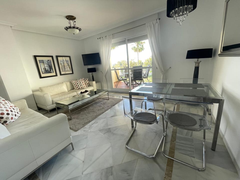 Moderno Apartamento con terraza y vista al mar a 5 min Pto. Banús Apartment in Marbella
