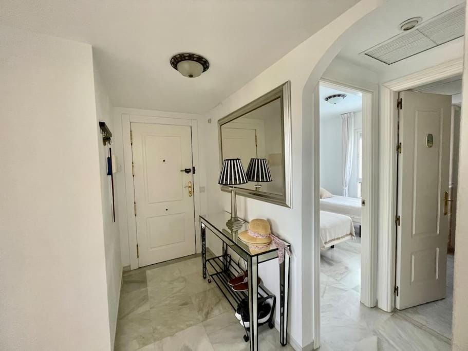 Moderno Apartamento con terraza y vista al mar a 5 min Pto. Banús Apartment in Marbella