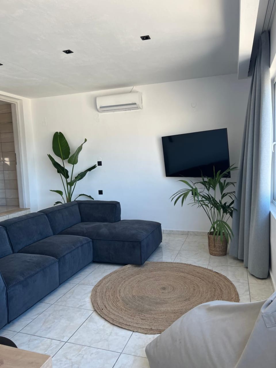 TV and multimedia, Seating area, Evening entertainment, air conditioner