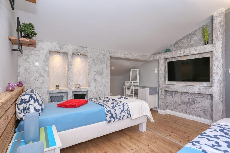 Bed, TV and multimedia, Photo of the whole room, Bedroom