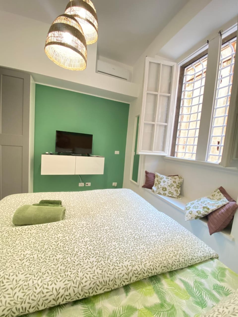 Bed, TV and multimedia, Photo of the whole room, air conditioner