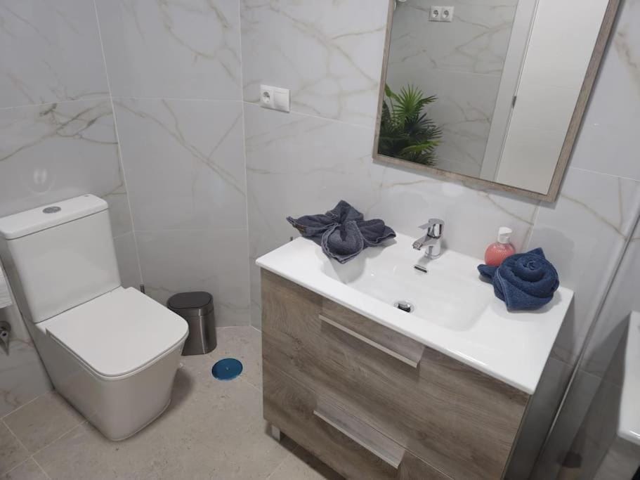 Tao City Center Apartment with Fee wifi and Air con BY NAMASTE ELITE Apartment in Torremolinos
