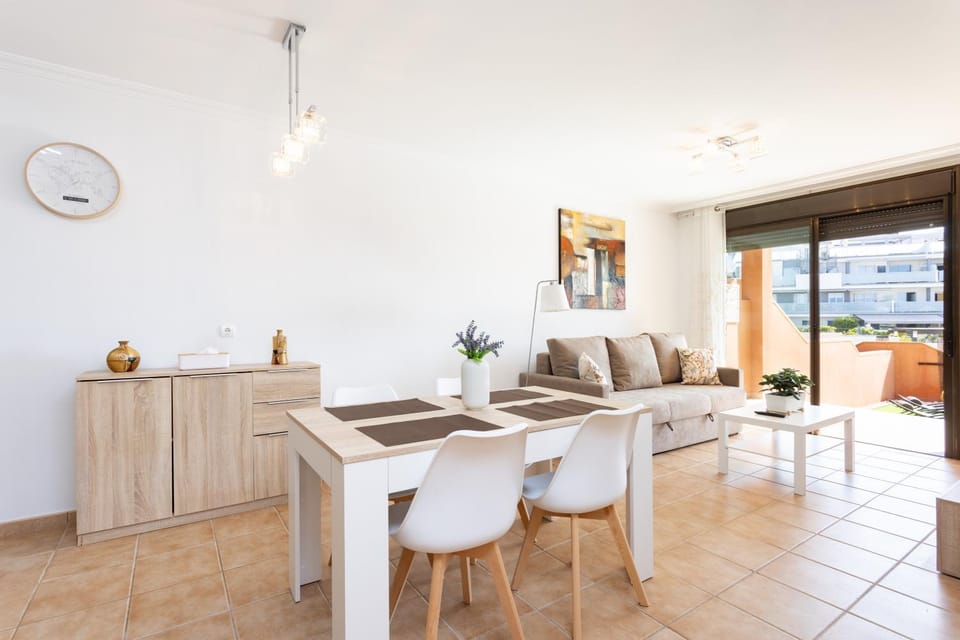 TV and multimedia, Living room, Seating area, Dining area, air conditioner