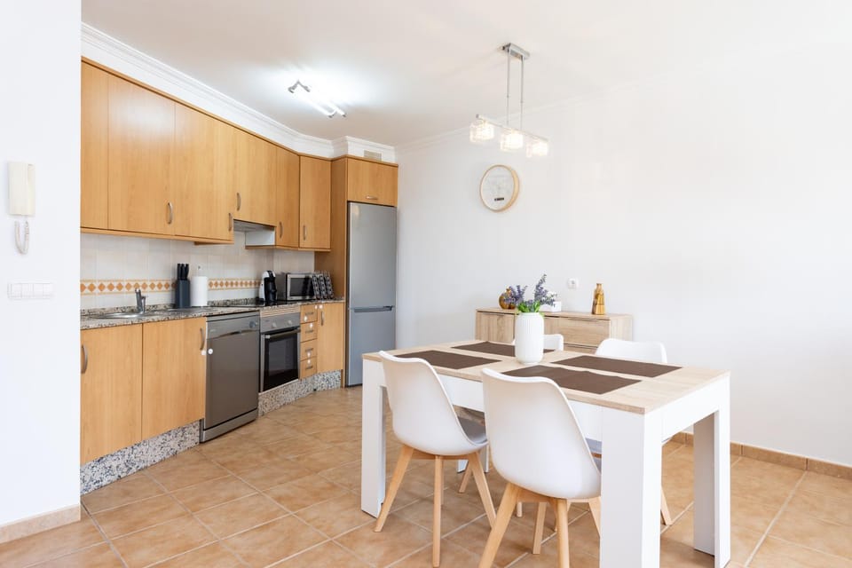 Coffee/tea facilities, Kitchen or kitchenette, Dining area, dishwasher, minibar, pet friendly, stove, air conditioner