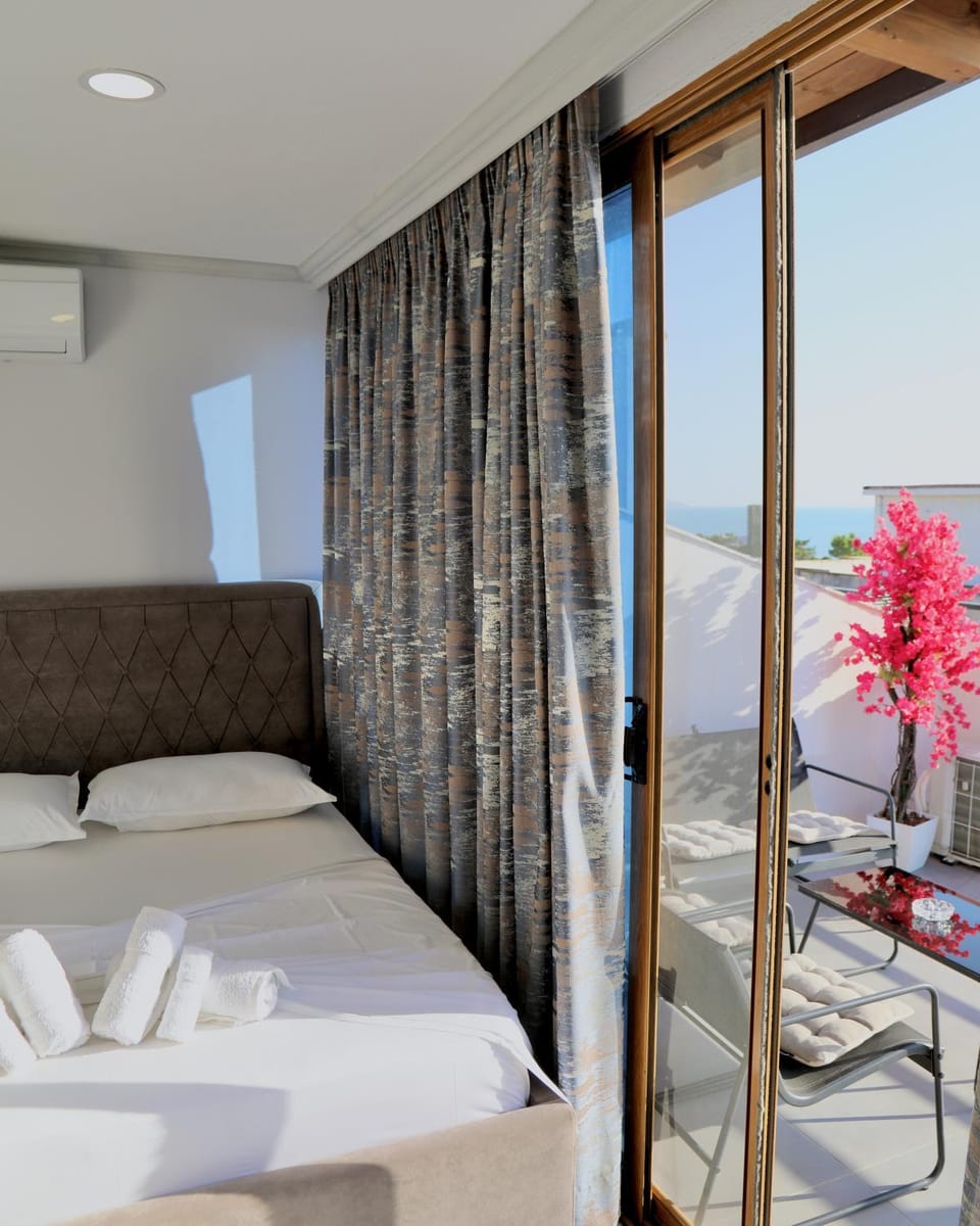 Bed, Natural landscape, View (from property/room), Balcony/Terrace, Seating area, Bedroom, Sea view, towels