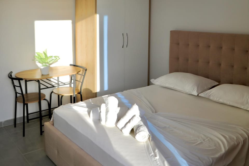 Bed, Seating area, Dining area