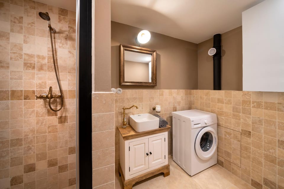Shower, Toilet, Bathroom, towels, washing machine