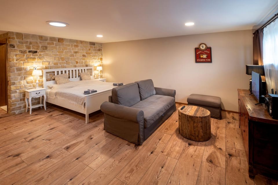 Bed, TV and multimedia, Photo of the whole room, Seating area
