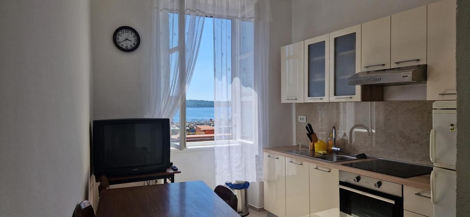TV and multimedia, Kitchen or kitchenette, Dining area, Sea view, oven, stove, toaster