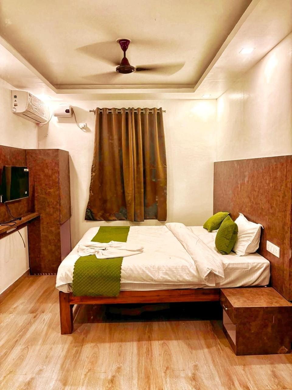Bed, TV and multimedia, towels, air conditioner