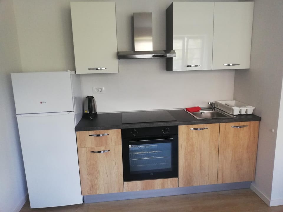 Coffee/tea facilities, Kitchen or kitchenette, oven, stove, toaster