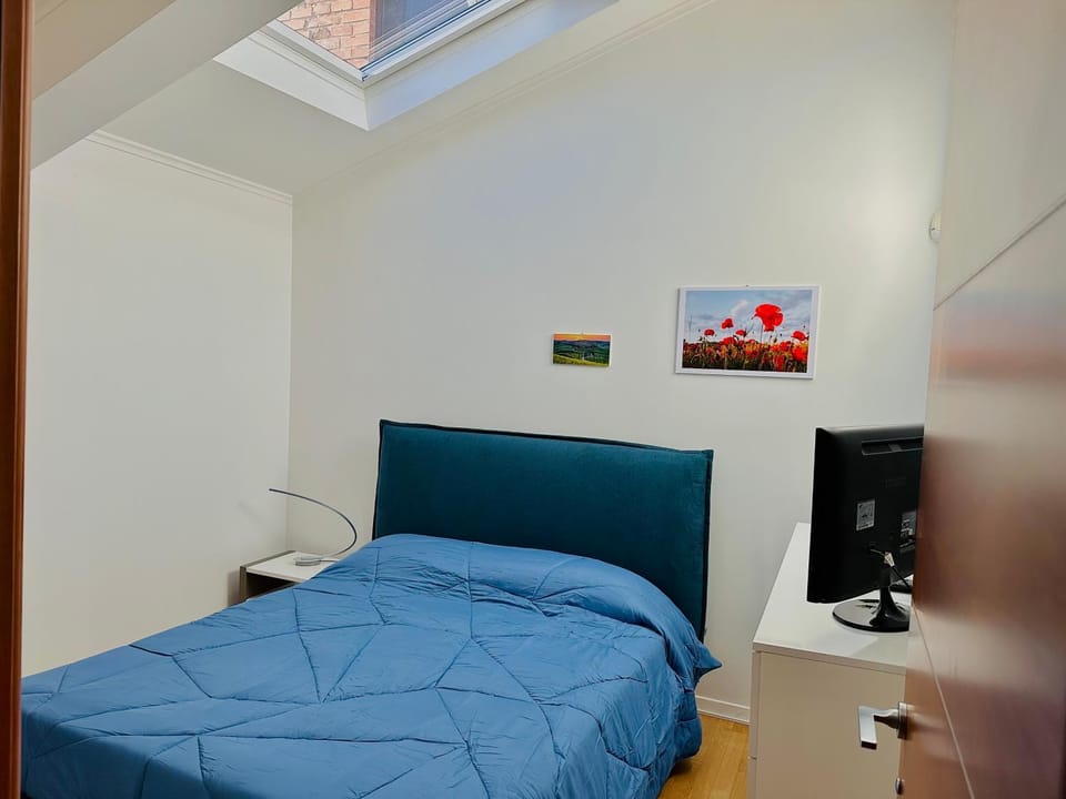 Bed, TV and multimedia, Photo of the whole room, Seating area, Bedroom