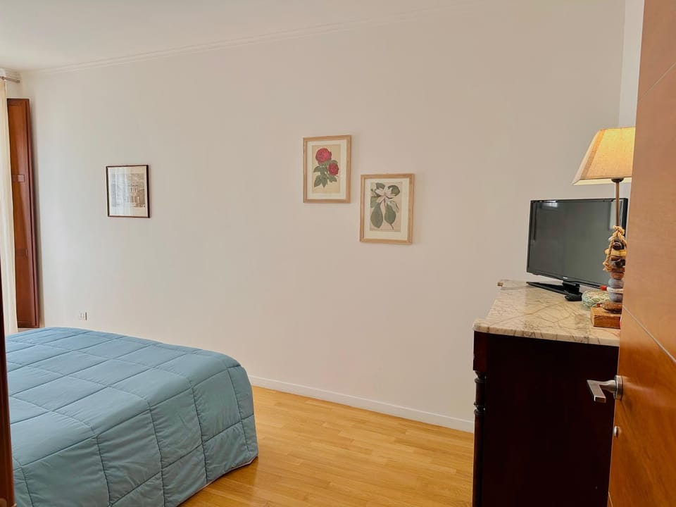 Bed, TV and multimedia, Photo of the whole room, Bedroom