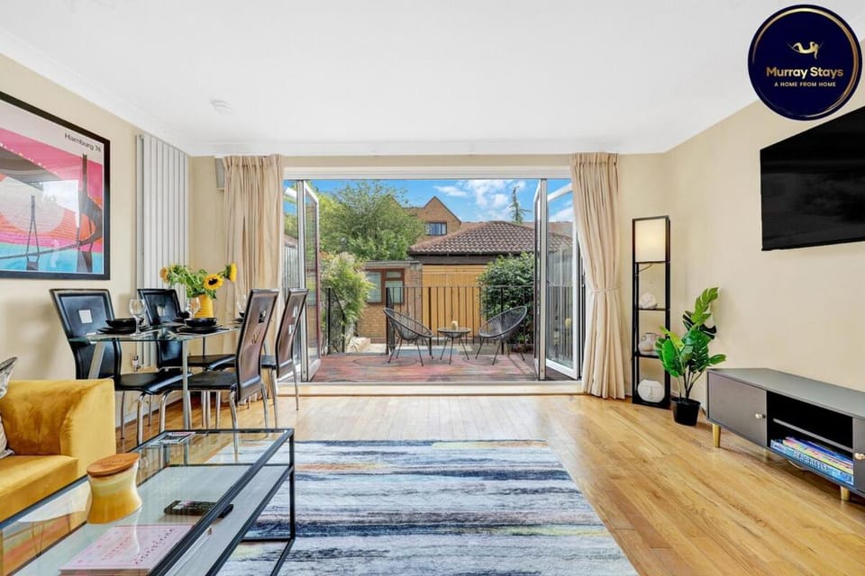 3 Bedroom house with patio near Canary Wharf Bed and Breakfast in London