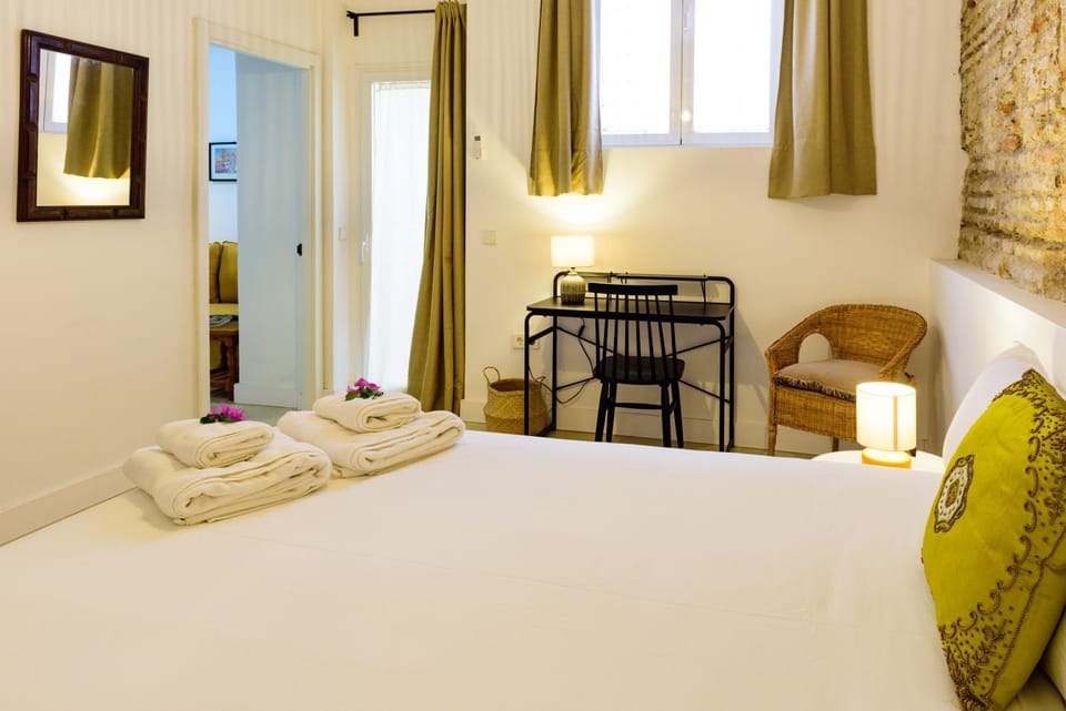 Bed, Photo of the whole room, Seating area, Bedroom