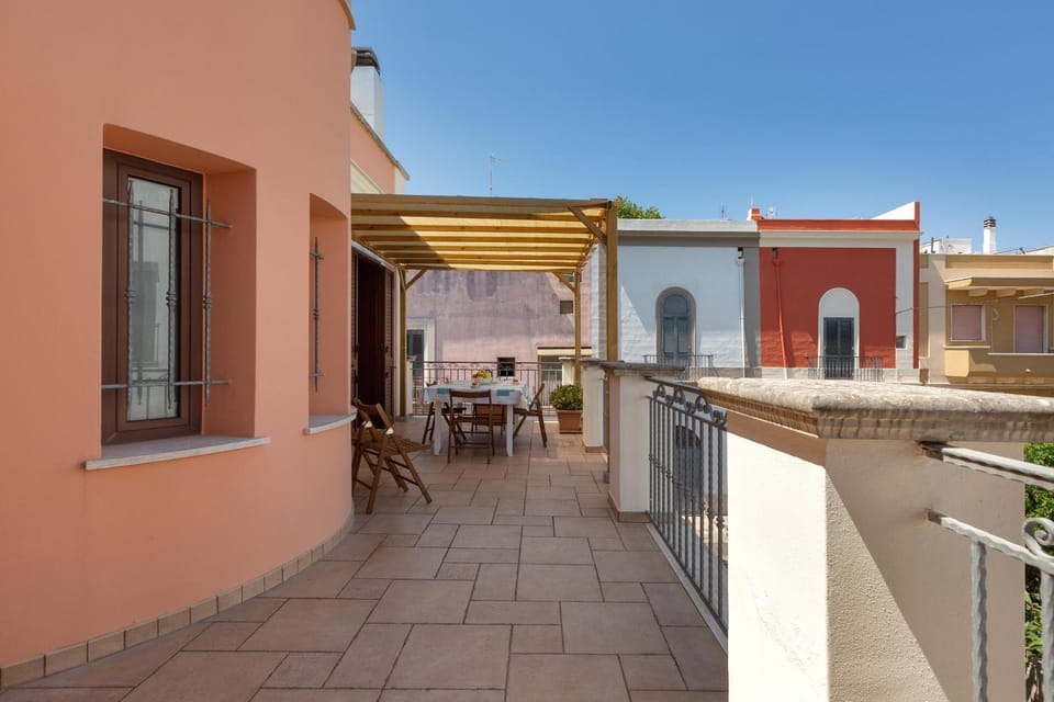 Property building, Balcony/Terrace, Dining area