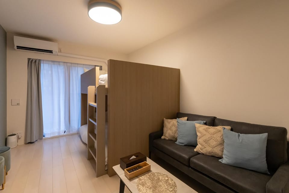 Bed, TV and multimedia, Living room, Photo of the whole room, Bedroom, air conditioner