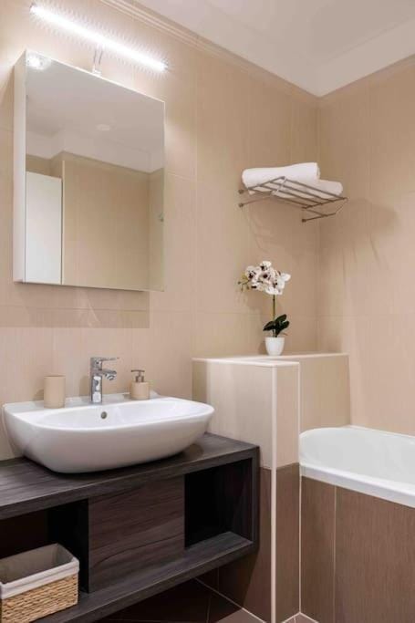 Bathroom, Bath, towels