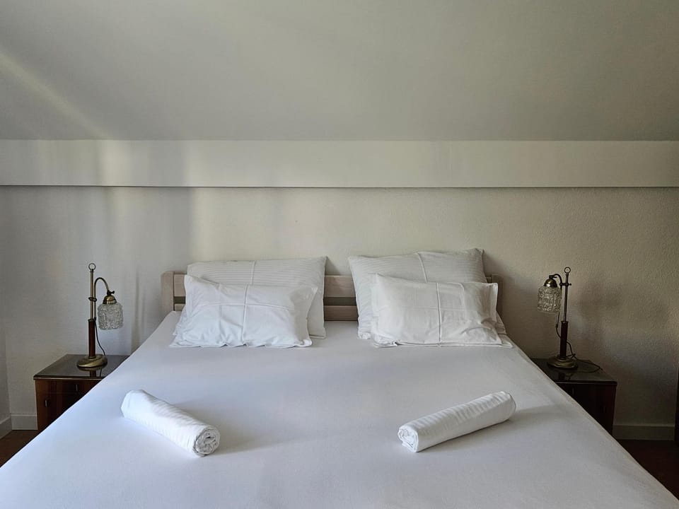 Bed, Photo of the whole room, Decorative detail, Bedroom, towels