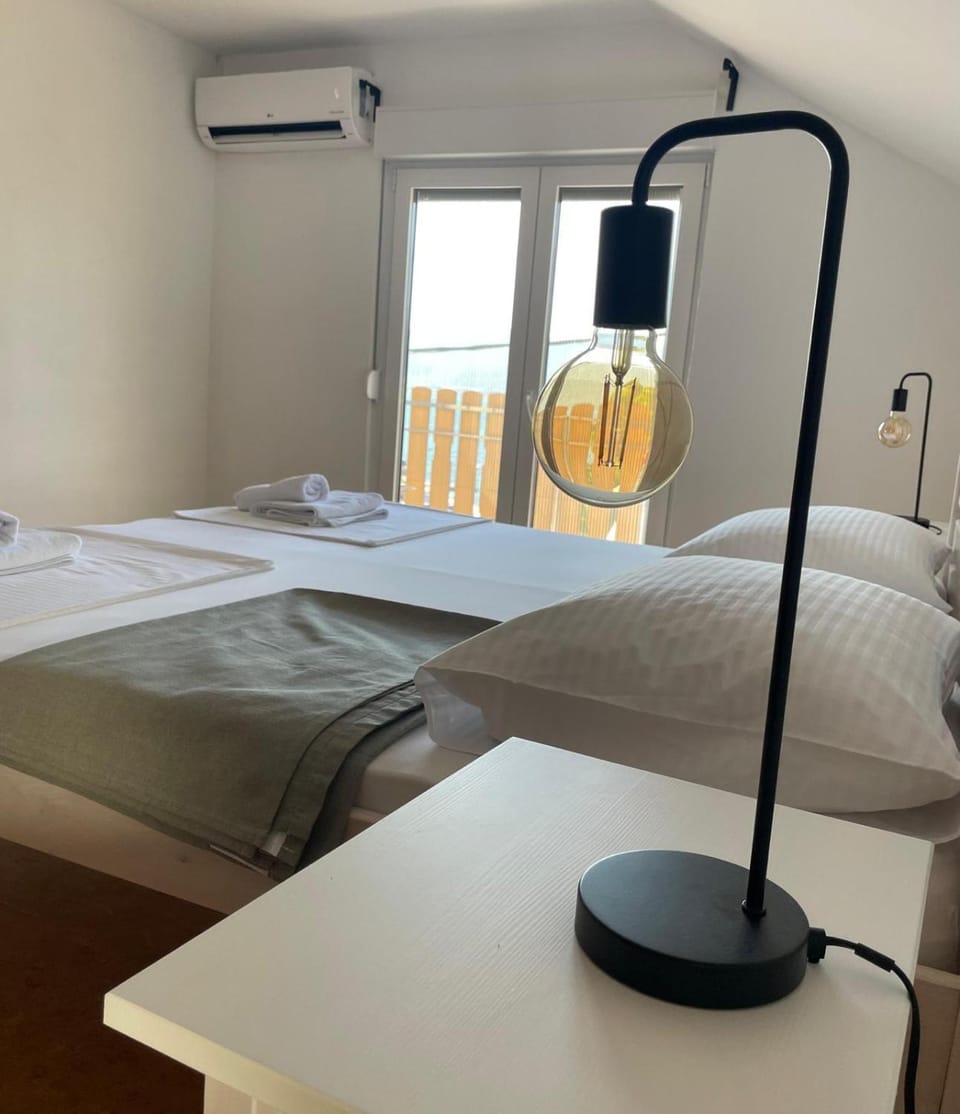 Bed, Day, Photo of the whole room, Bedroom, Time of day