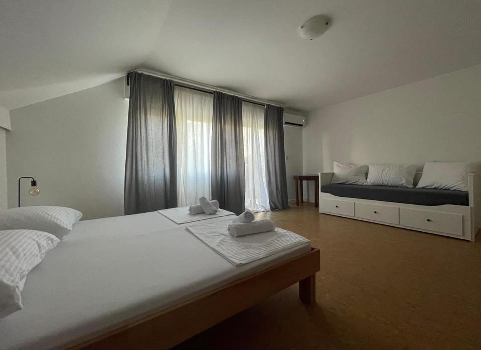 Bed, Photo of the whole room, Bedroom, towels