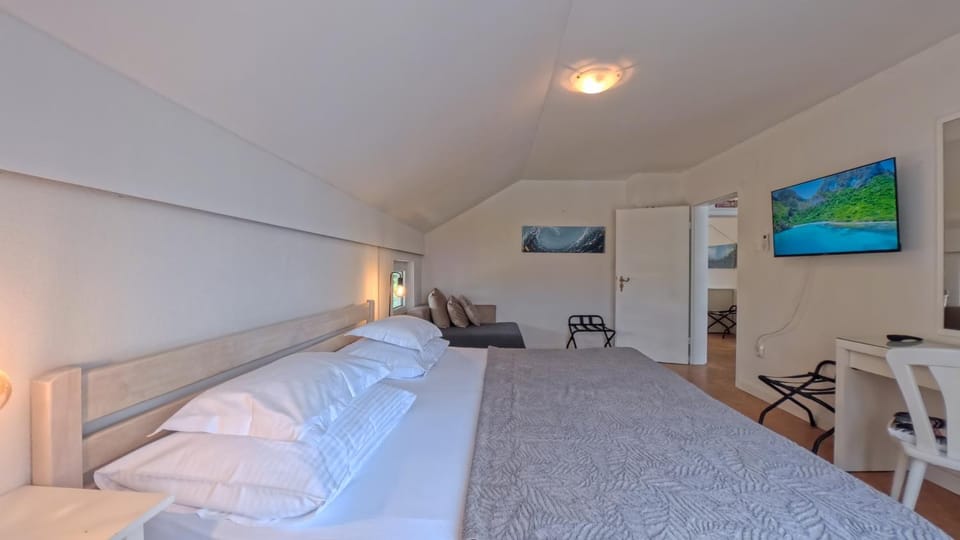 TV and multimedia, Decorative detail, Bedroom