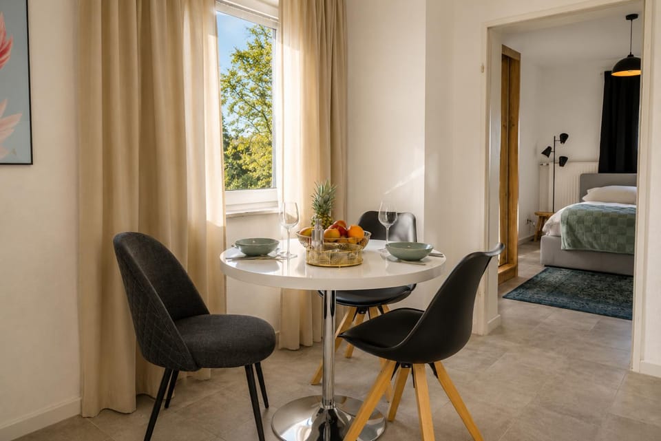Living room, Food and drinks, Seating area, Dining area, Food