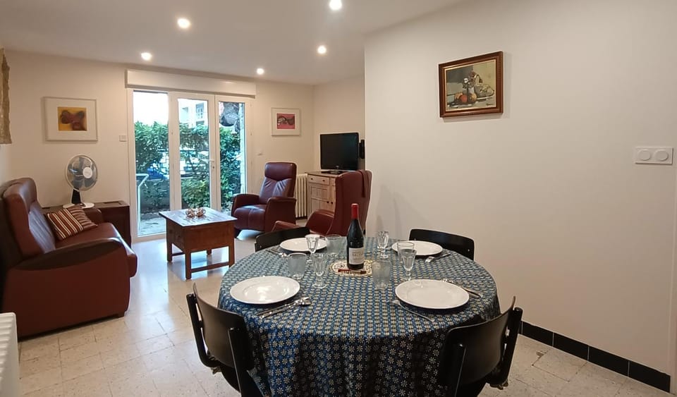 Living room, Seating area, Dining area