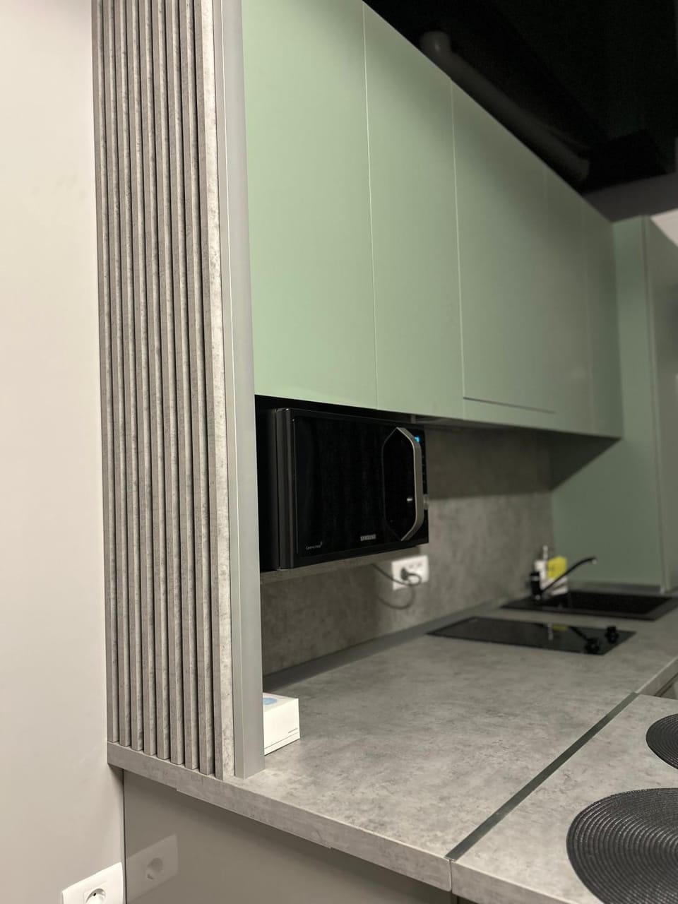 Kitchen or kitchenette, minibar, stove
