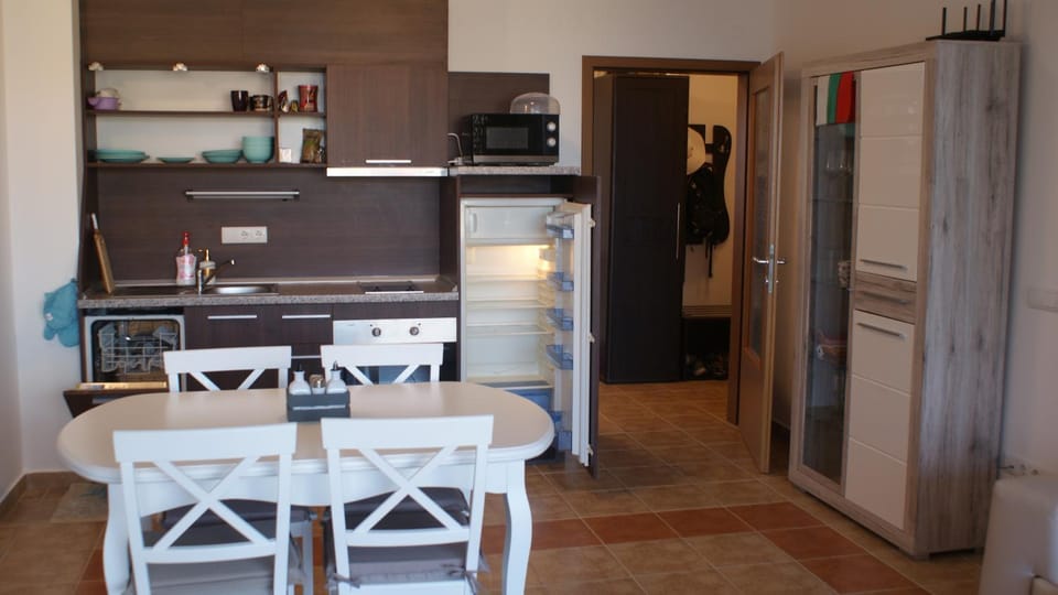 Kitchen or kitchenette, Dining area, minibar, pet friendly, stove