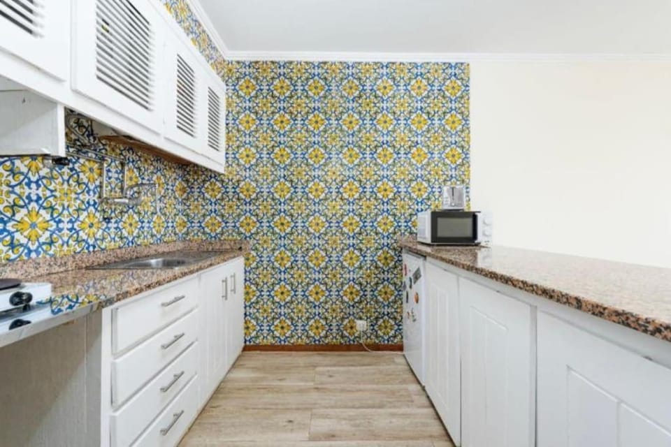 Kitchen or kitchenette, minibar, stove, toaster
