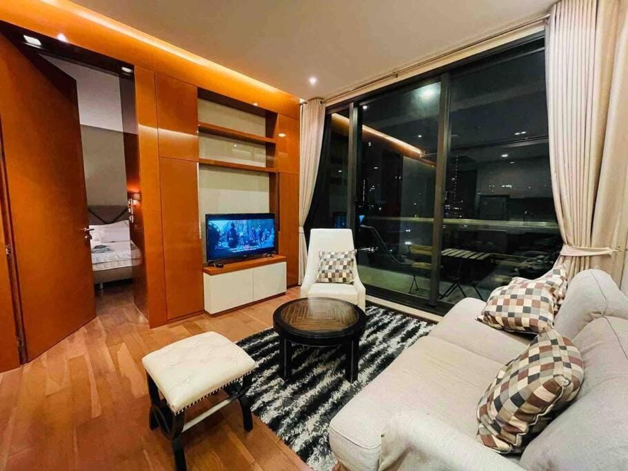TV and multimedia, Living room, Seating area, Evening entertainment