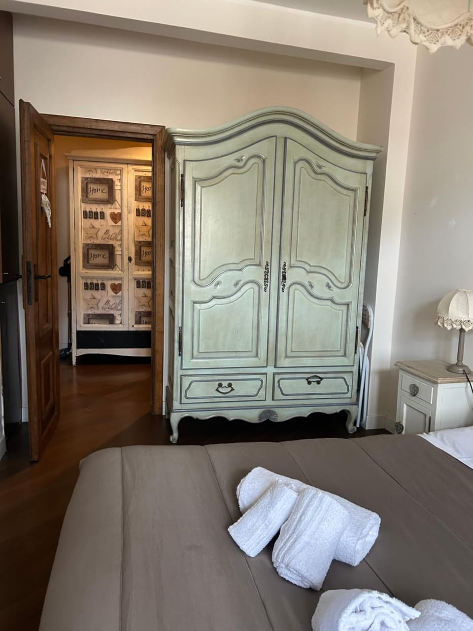 Photo of the whole room, Bedroom, towels, wardrobe