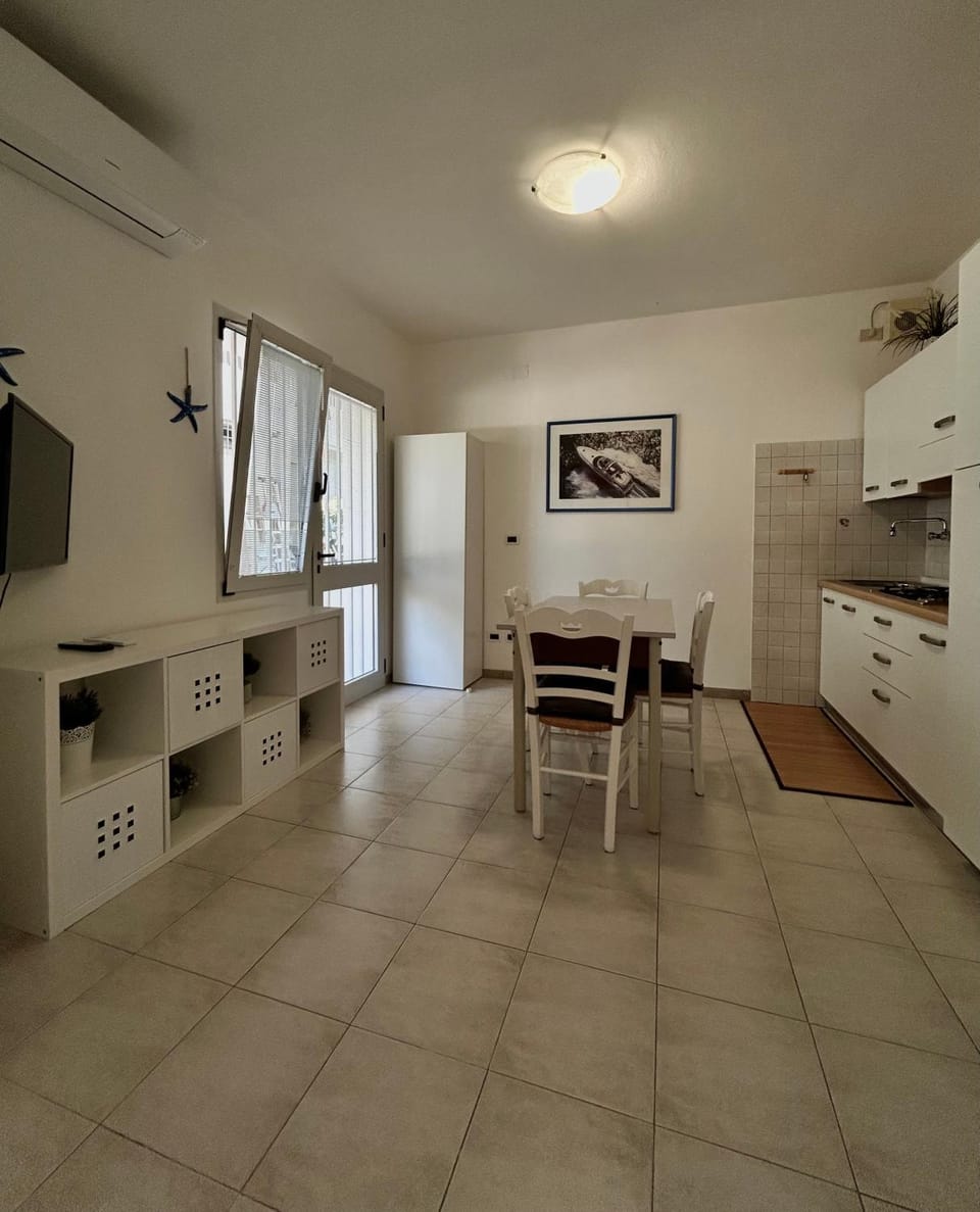 TV and multimedia, Coffee/tea facilities, Kitchen or kitchenette, Dining area, stove, kitchen