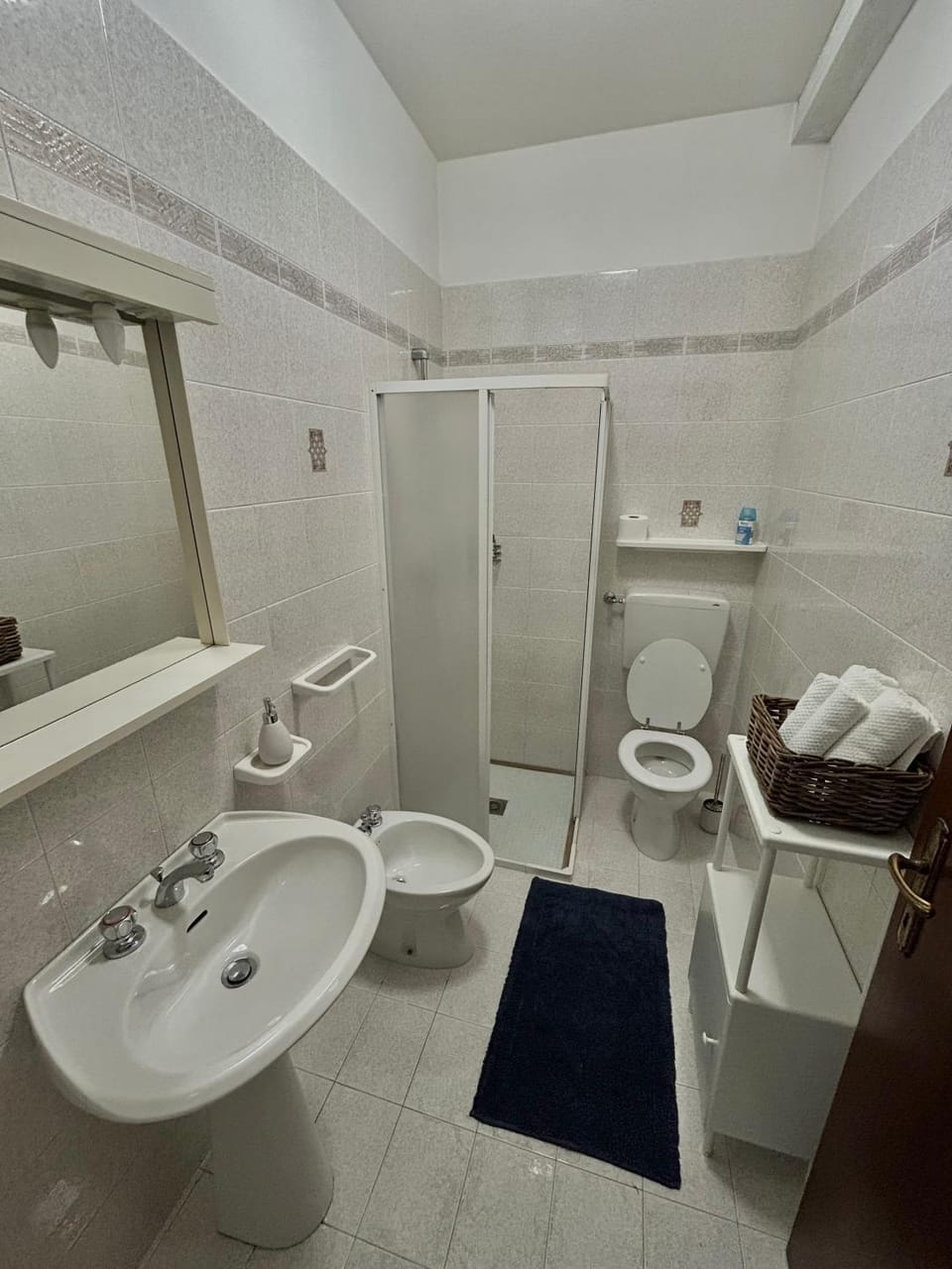 Shower, Toilet, Bathroom, bidet, towels