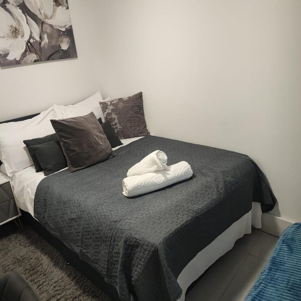 Bed, Bedroom, towels