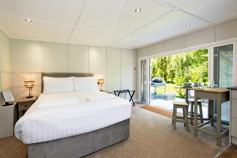 Bed, Dining area, Bedroom