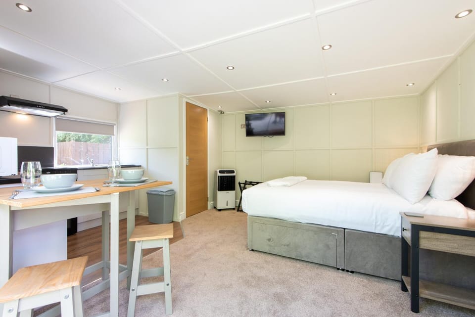 Bed, TV and multimedia, Kitchen or kitchenette, Bedroom, hair dresser