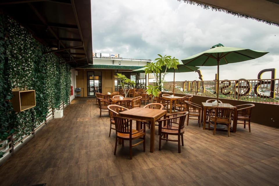 Restaurant/places to eat, Balcony/Terrace, Seating area