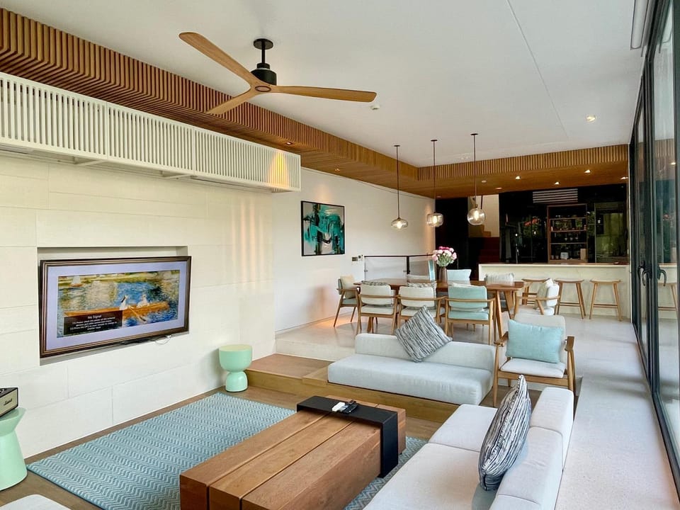 Communal lounge/ TV room, TV and multimedia, Living room, Seating area, Evening entertainment, air conditioner