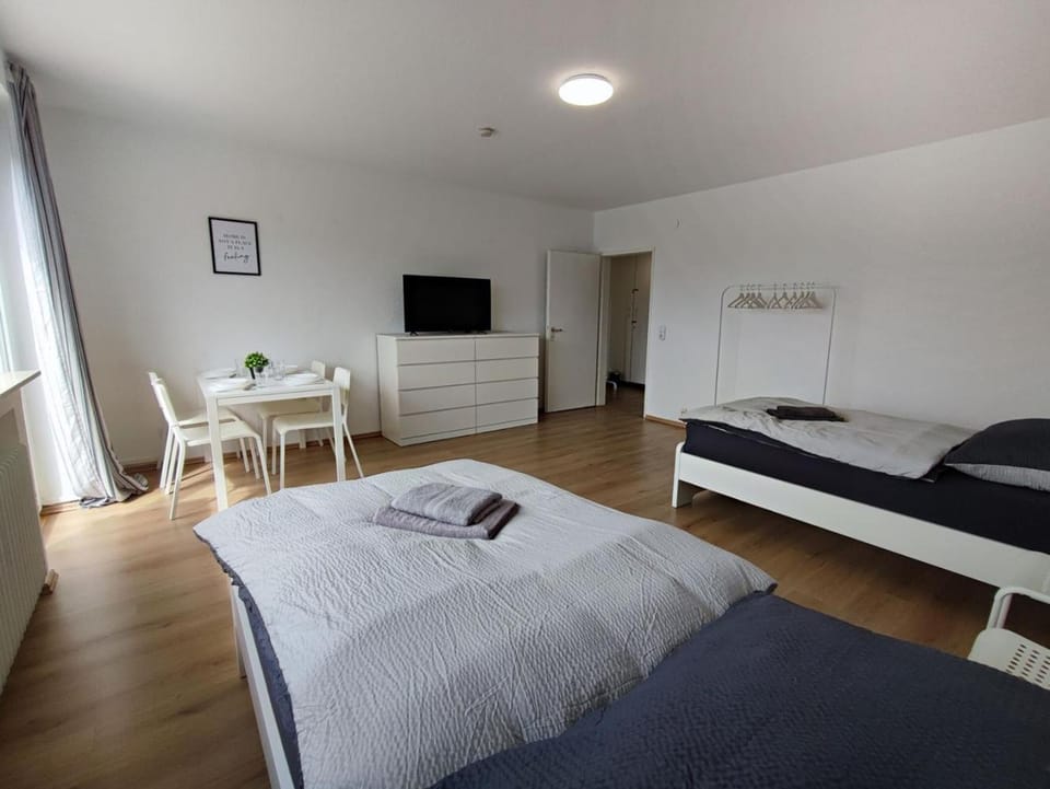 Bed, TV and multimedia, Photo of the whole room, Bedroom, hair dresser, towels