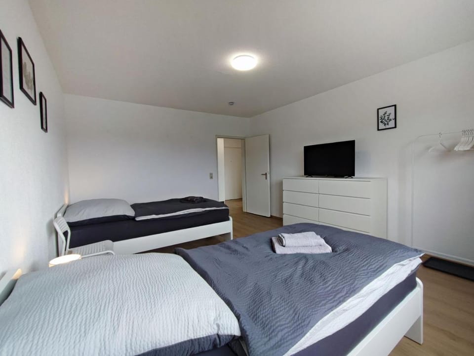 Bed, TV and multimedia, Photo of the whole room, Bedroom