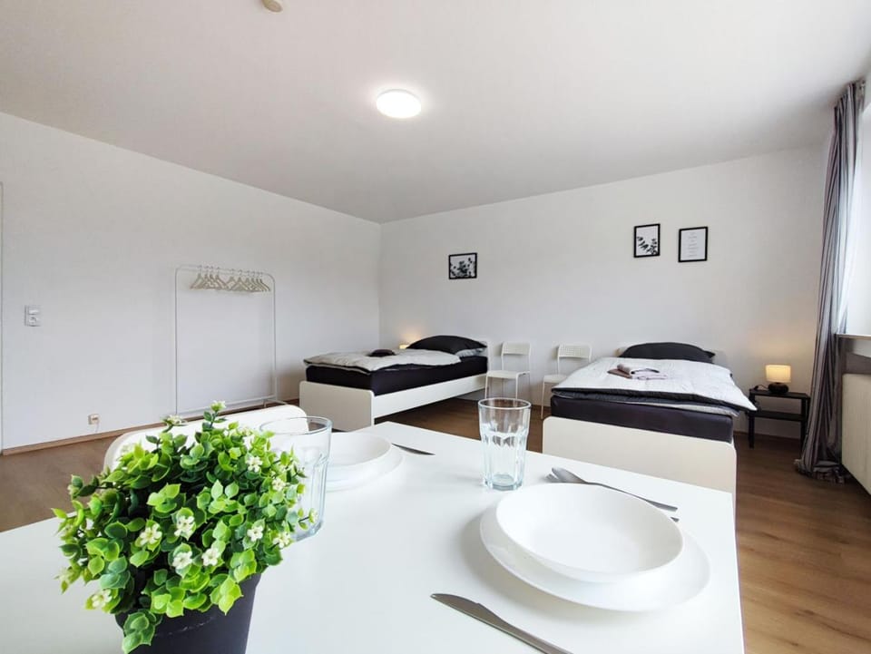 Bed, Photo of the whole room, Seating area, Dining area, Bedroom
