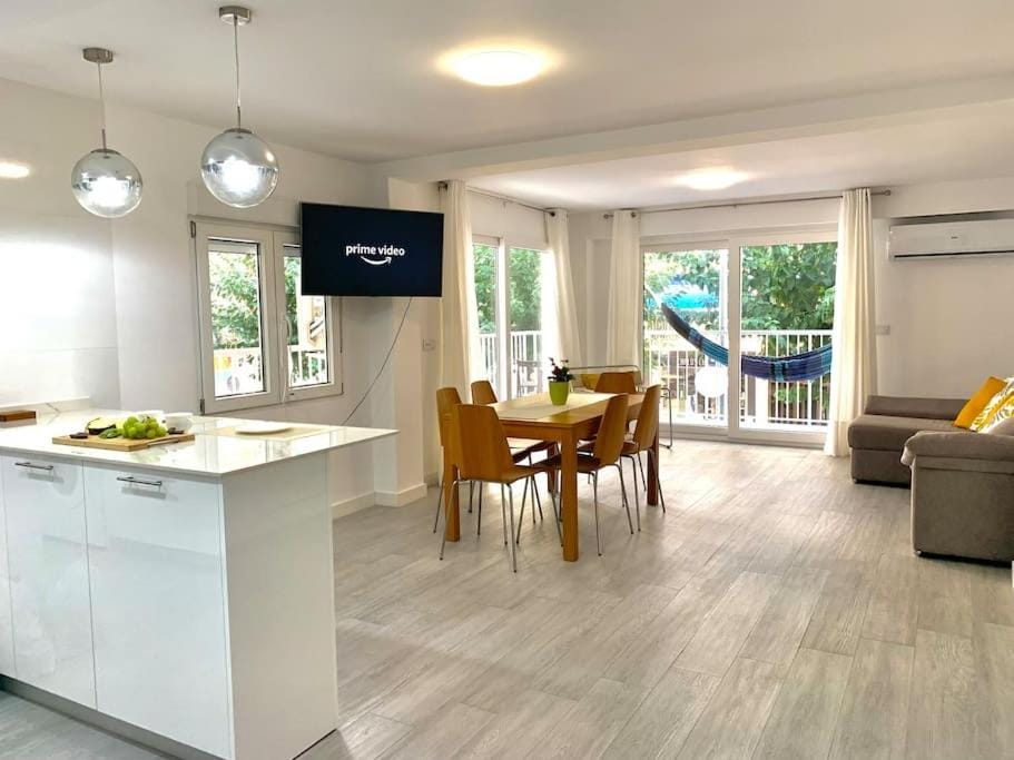 TV and multimedia, Living room, Dining area