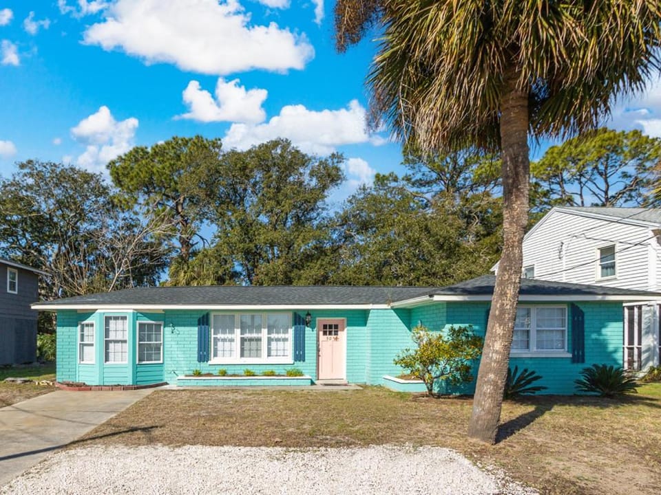 Walkin On Sunshine House in Tybee Island