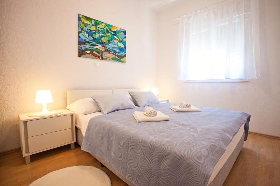 Bed, Photo of the whole room, Bedroom, towels