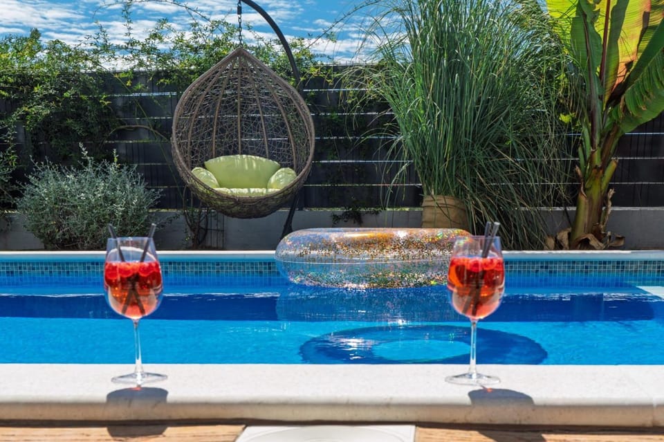 Patio, Day, Garden, Pool view, Swimming pool, Alcoholic drinks