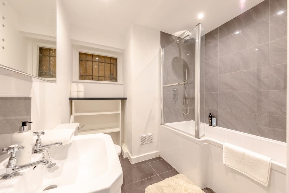 Beautifully Refurbished 2BD Flat- Clapham Apartment in London