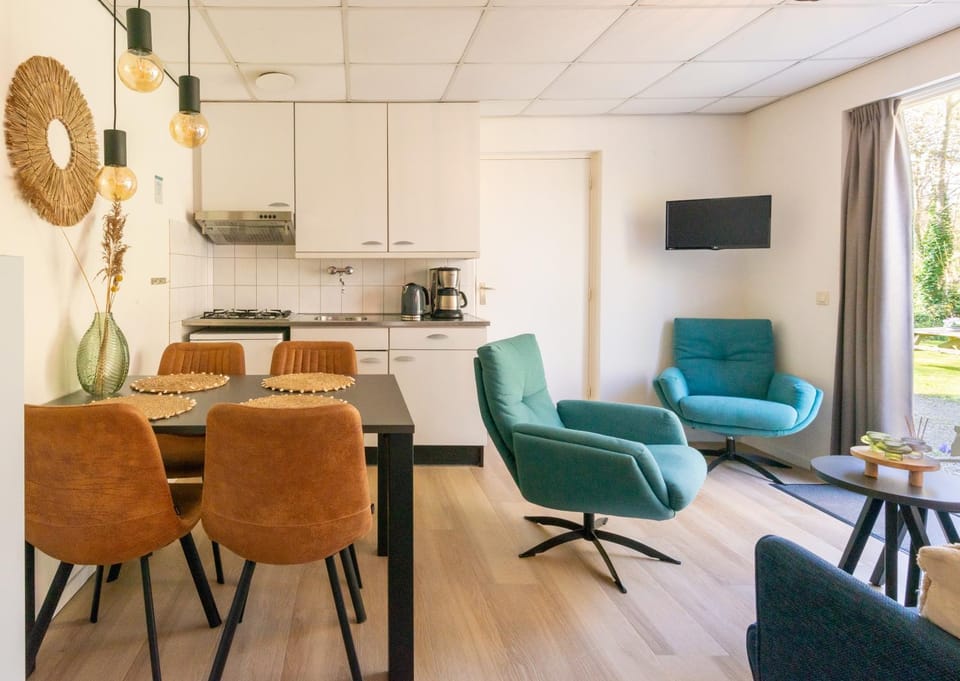 TV and multimedia, Kitchen or kitchenette, Living room, Seating area, Dining area, minibar, stove