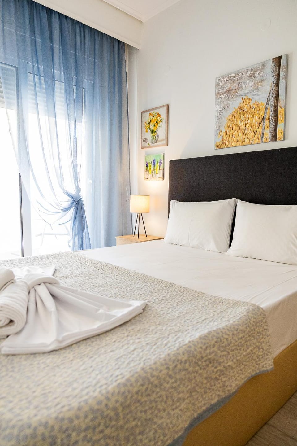 Bed, Bedroom, towels